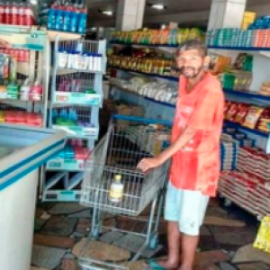 Eu no mercado comprando as prioridades...