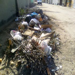 Muito lixo e entulhos acumulado