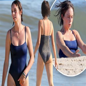 A atriz Maya Hawke é flagrada se exercitando na praia