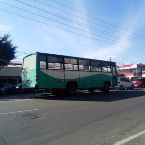 Sucata de ônibus desafiando as autoridades