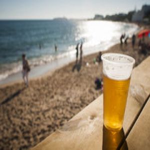 Praia e cerveja a combinação do verão 2021