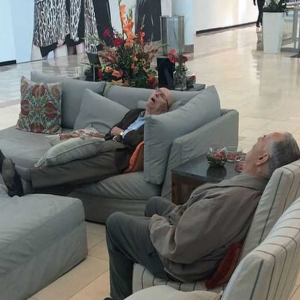 Fotos hilárias de homens acompanhando as esposas em compras