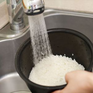 Lavar o arroz ou não antes de cozinhar? Melhor não fazer mais!