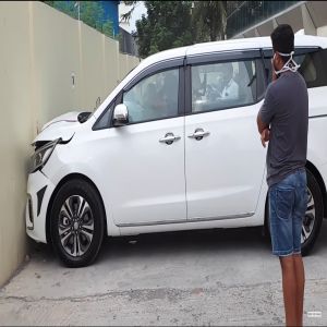 Homem bate na parede ao sair da concessionária com um carro novo