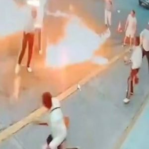 Artista de rua enfrenta Mariachi mexicano na briga de rua mais bizarra do mundo