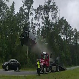 Carro usa caminhão como rampa e causa acidente