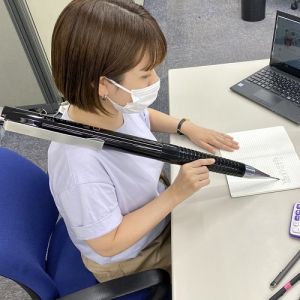 Empresa Japonesa cria Lapiseira gigante que escreve porque sim