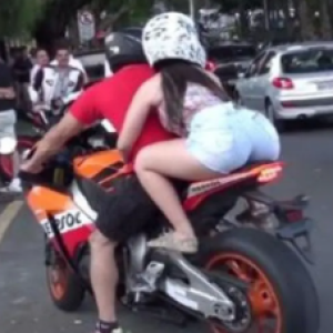 5 dicas para preservar o bumbum da sua mina na garupa da moto