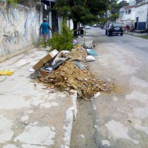 Povo sem educação e haja lixo