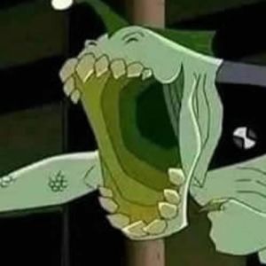 A pessoa usa fone de fio em pleno 2022