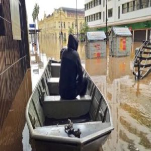  Porto Alegre: A Luta Contra as Enchentes - Uma Zona de Conflito