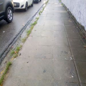 Lixo na calçada foi retirado (Antes e Depois)