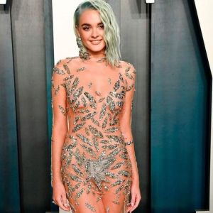 Veja Charlotte Lawrence com transparência reveladora