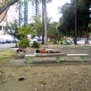 Praça virou moradia para família