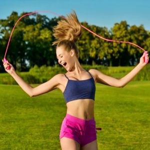 7 exercícios aeróbicos, que podem ser feitos em casa, para perder a barriga