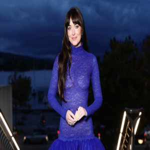 A atriz Dakota Johnson ousa com transparência reveladora