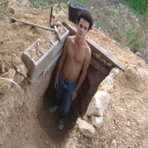 Discussão com seus pais inspira adolescente a cavar uma caverna subterrânea em seu quintal