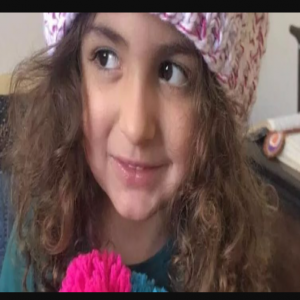 Artesãos vendem chapéus de malha para ajudar uma mulher afetada pelas sequelas de Covid