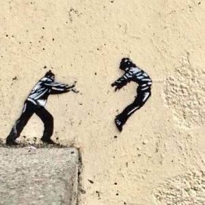 Artista de rua JPS faz sua arte em lugares que a maioria das pessoas negligenciaria