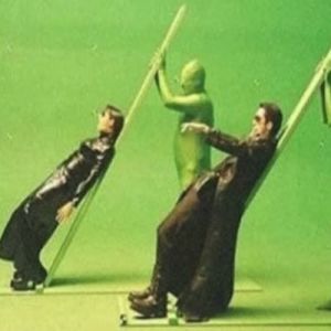 Esta página do Twitter reúne fotos dos bastidores que parecem memes ruins