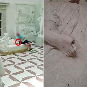 Um turista quebra os dedos de uma escultura de 200 anos no museu na Itália enquanto se senta para tirar uma selfie