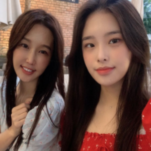 Esta mãe de 52 anos confunde as pessoas quando está junto com a sua filha