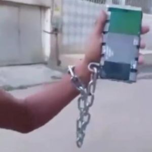 Carioca viraliza ao demonstrar kit anti-roubo