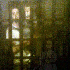 Casal percebe fantasma de menina em algumas fotografias da família