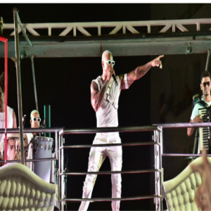 Léo Santana agita Salvador com o hit do Carnaval no segundo dia de folia na Bahia
