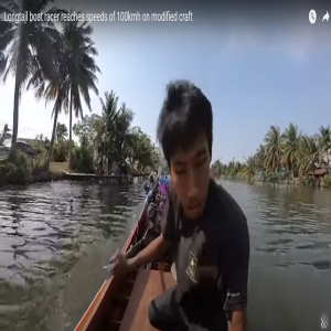 Bravo rapaz conduz o navio modificado para atingir 100km h