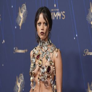 Jenna Ortega ousa com topless e colar de jóias em festival