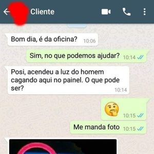  Quando acende a luz do homem no carro.