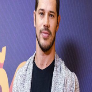 Ator desfila com bunda de fora