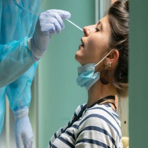 Jovem de 17 anos cria falso centro de testes de COVID-19 e recebe R$ 28 milhões do governo