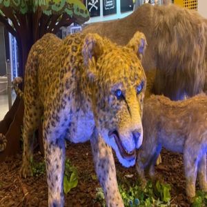 Réplicas em tamanho real de animais selvagens estão em exposição no Minas Shopping