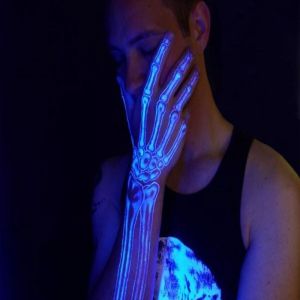 Tatuagens ultravioletas: A maneira perfeita de ocultar ou destacar suas tatuagens