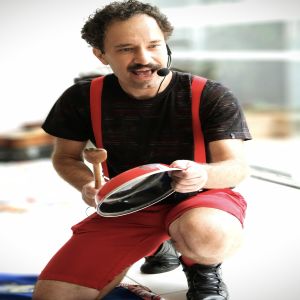 Edu Pio lança o primeiro Livro-álbum infantil “É festa” do personagem Super Pamp