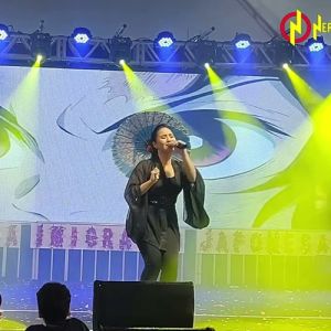 Paula Hirama canta músicas de anime durante o 9º Japão na Praça, em Piracicaba