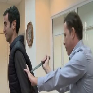 Apresentação convincente de um colete à prova de facada