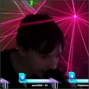 Streamer da Twitch viraliza por transformar seu quarto em uma verdadeira RAVE