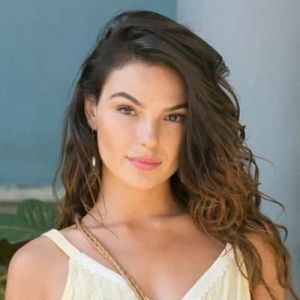 Isis Valverde é barrada em restaurante nos EUA por usar jeans rasgado