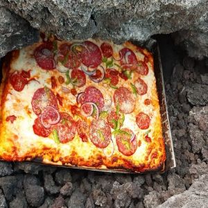 Homem guatemalteco usa vulcão ativo como seu próprio forno de pizza