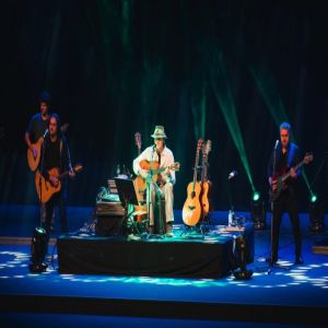 Almir Sater e banda sobem ao palco no dia dos pais em BH