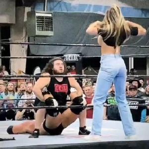 Durante luta modelo faz topless para distrair rival do marido