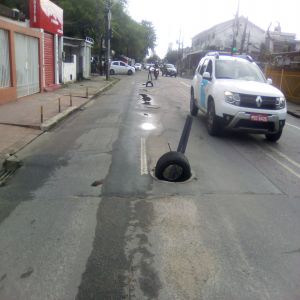 Buracos na pista x roubo de tampas