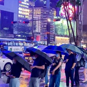 Contemplando um dia chuvoso no centro de Seul