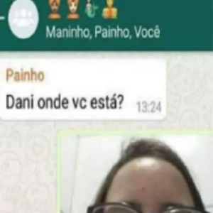 Garota estava no banheiro e envia foto por engano para o grupo da família, imagem vaza na web e reação é hilária