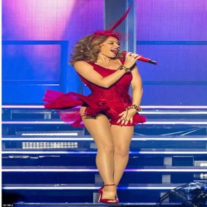 Cantora e atriz Kylie Minogue aos 46 anos esbanja muita Beleza e saúde 