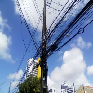 Fios em excesso nos postes