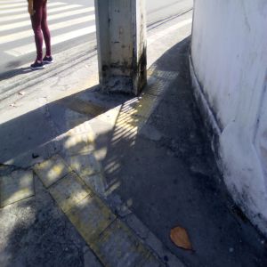 Fios foram retirados do chão (Antes e Depois)